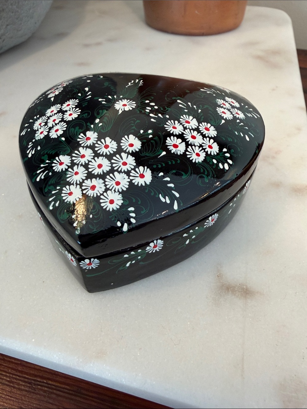 Vtg Black Lacquered Heart Shaped Lidded Trinket Box White Daisies Hand Painted.